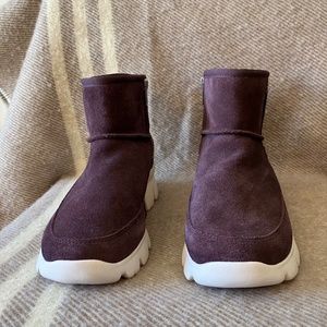 Ugg Paloma’s Waterproof Suede Sneaker size 7.5